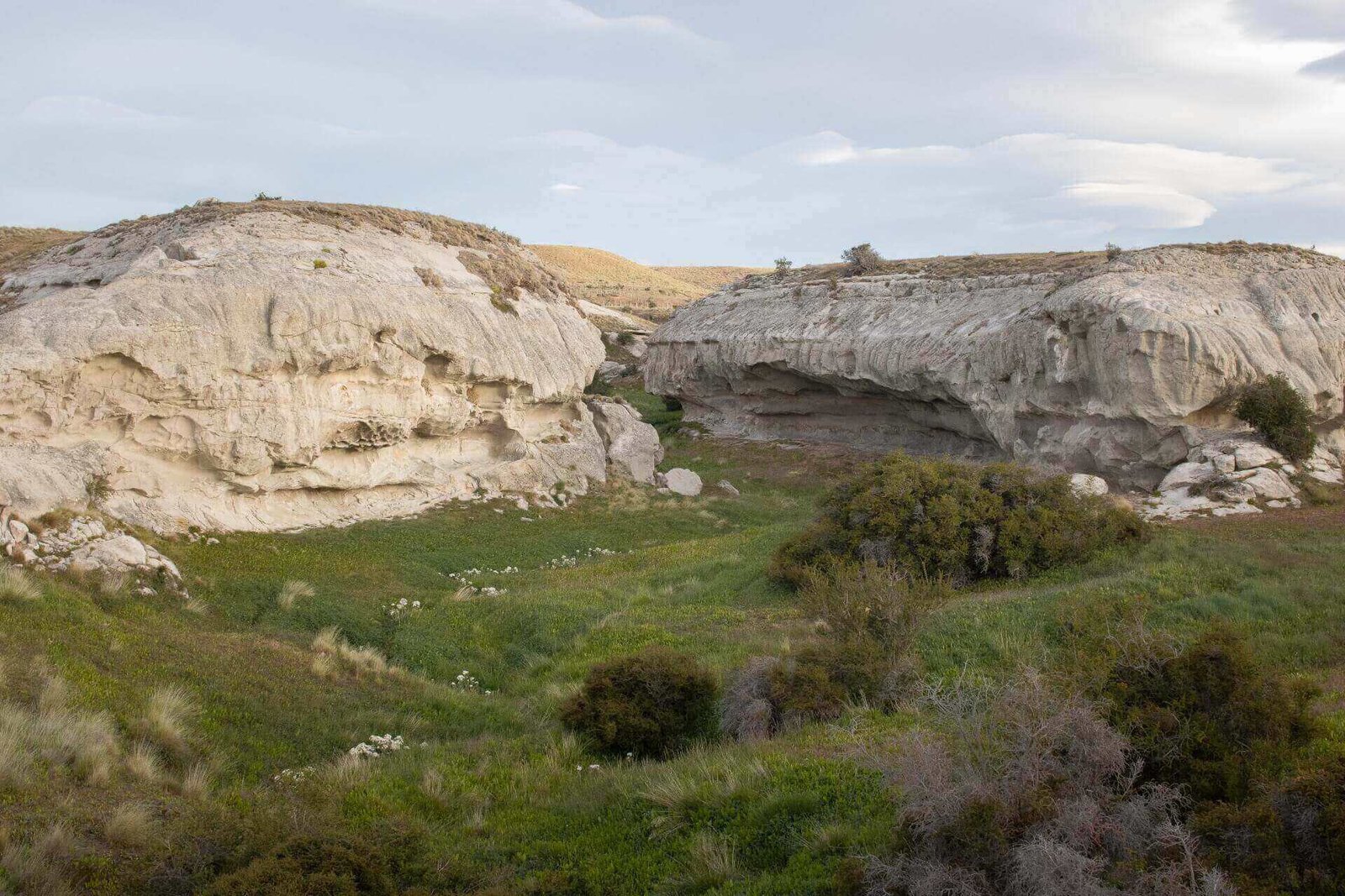 Cañadón de la Cueva La Leona en la estepa magallánica