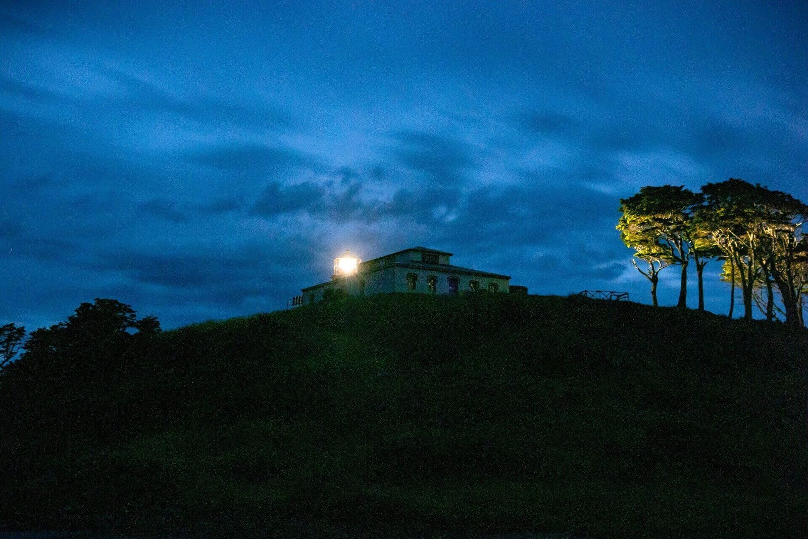 Faro San Isidro al anochecer junto al Estrecho de Magallanes